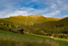 Blick auf einen von der Abendsonne angestrahlten Berg