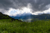 Die Sonnenstrahlen suchen sich ihren Weg durch die Wolken