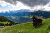 Sonnenstrahlen durch Wolken und eine Bergwiese