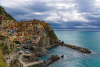 Blick auf die bunten Häuschen und den Hafen von Manarola
