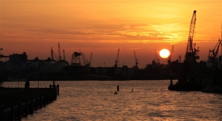 Sonnenuntergang im Hamburger Hafen